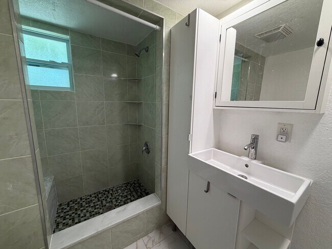 Building Photo - Apartment in Historical Tarpon Springs