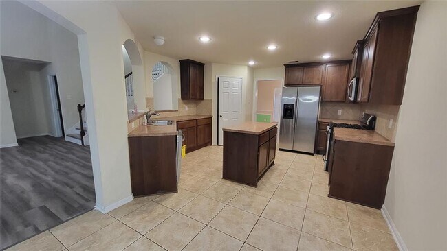 Building Photo - 2026 Silverwater Ct