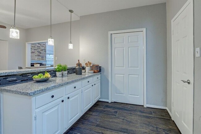 Building Photo - 3422 Mesquite Dr