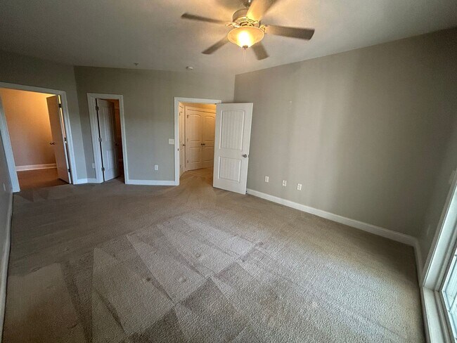 Building Photo - 300 Gateway Condos Dr
