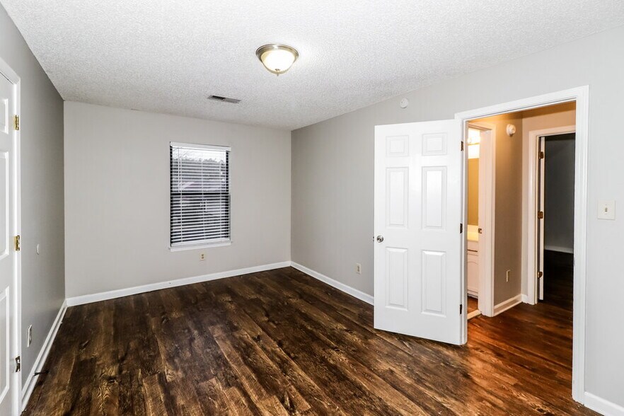 Building Photo - 4893 Barkshire Dr