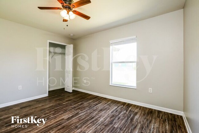 Building Photo - 320 Lancelot Ave
