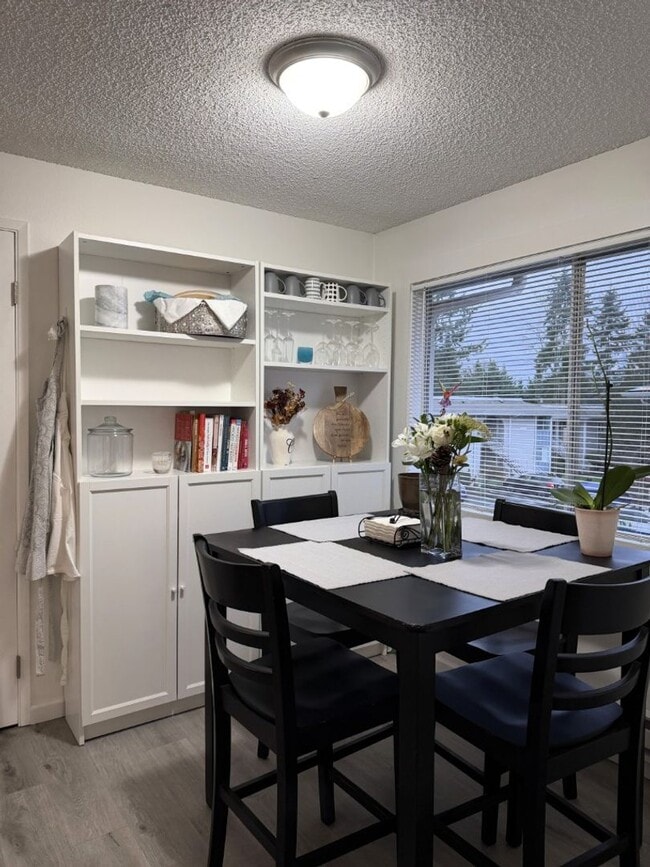 Building Photo - 2Bd/1.75Ba Redmond Condo