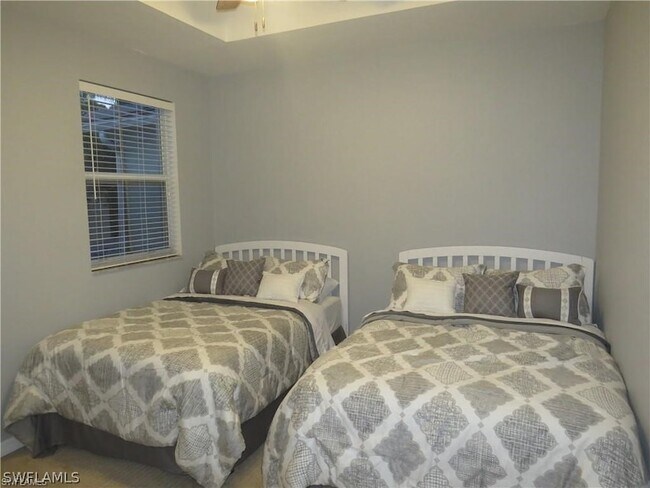 Building Photo - 1305 Mariposa Cir