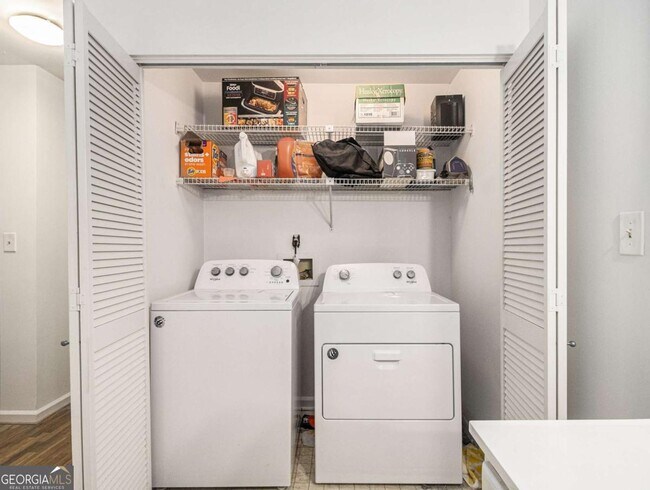 Building Photo - 3307 Pine Heights Dr NE