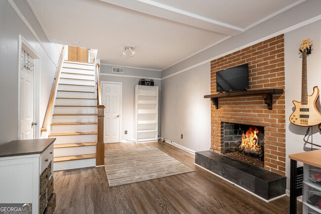 Building Photo - 1460 Valley View Rd