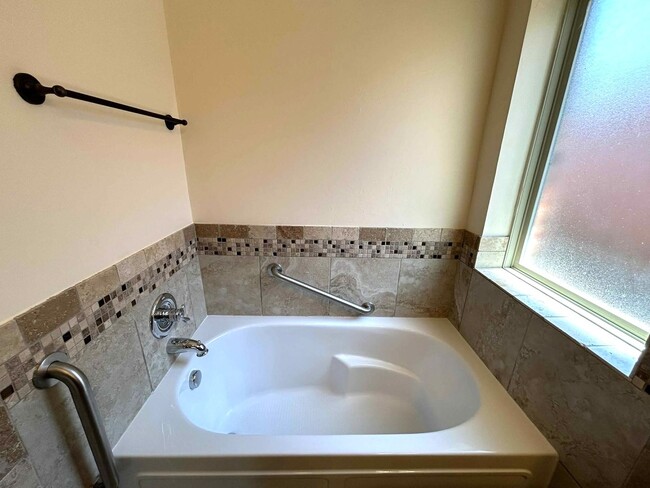 Building Photo - Elegant Living in the Heart of OKC – Impec...
