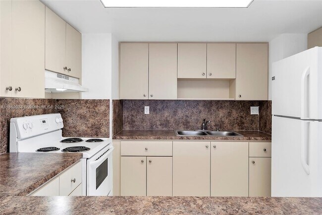 Building Photo - 3945 SW 89th Ave