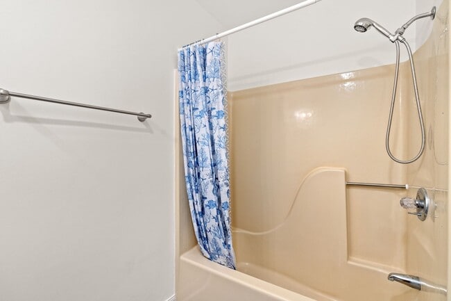 Building Photo - Fully furnished condo minutes from the beach!