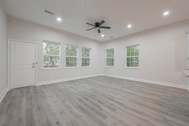 Building Photo - 2528 S Texas Ave