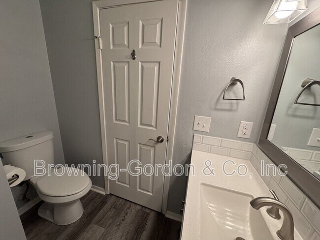 Building Photo - 801 Laurel Hill Dr