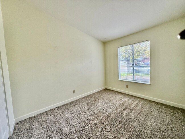 Building Photo - Nice home available immediately