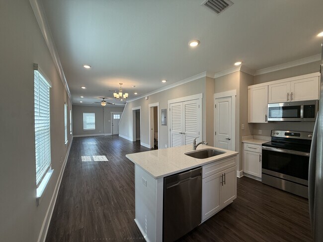 Building Photo - 202 Date Palm Lane