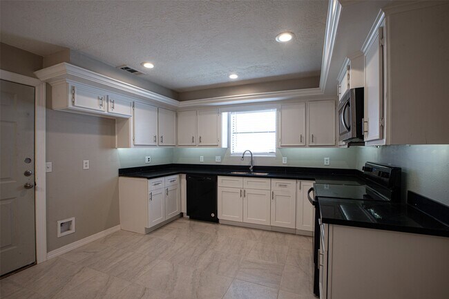 Building Photo - 16042 Bear Hill Dr