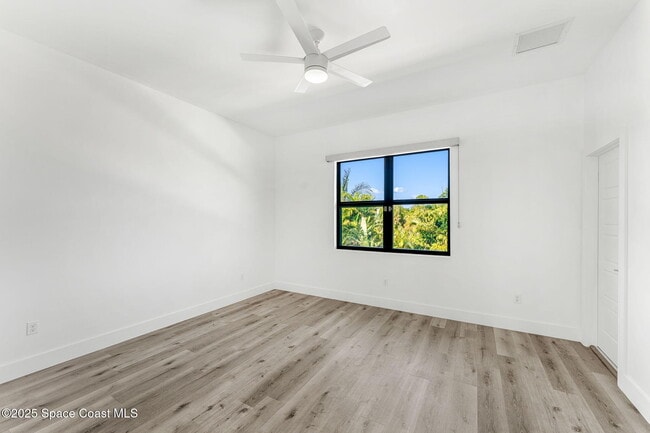 Building Photo - 2355 N Riverside Dr