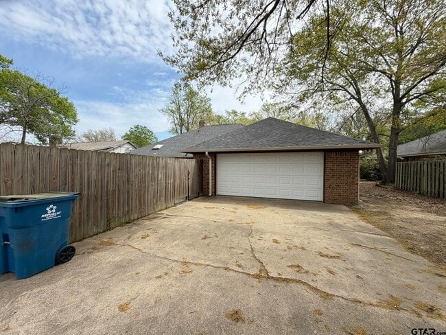 Building Photo - 2304 Deanna Ave