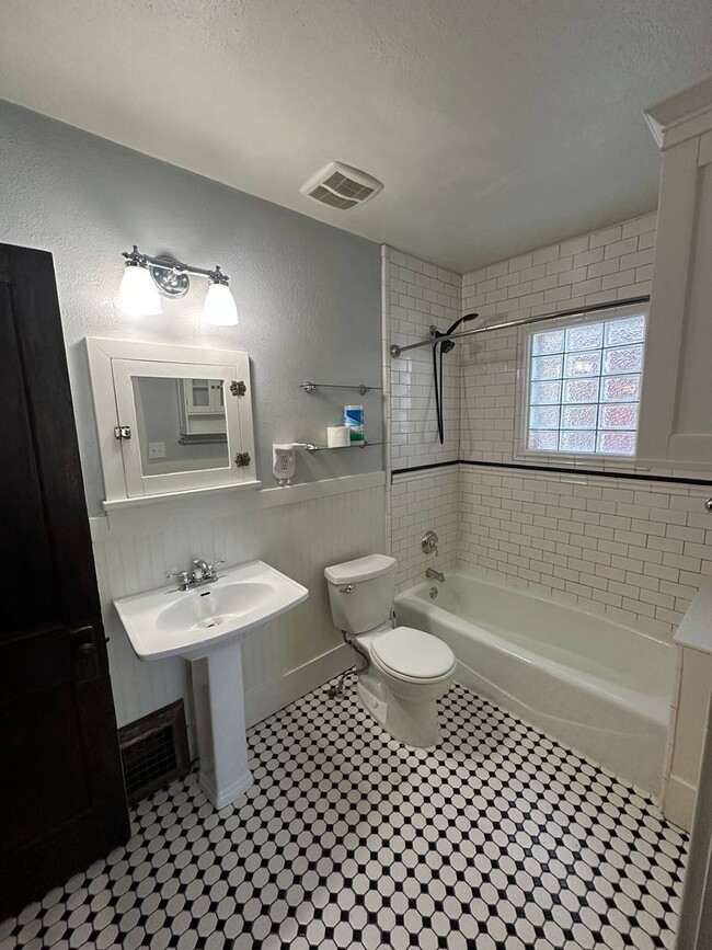 Building Photo - CHARMING 2 BEDROOM, 1 BONUS ROOM, 2 BATHRO...