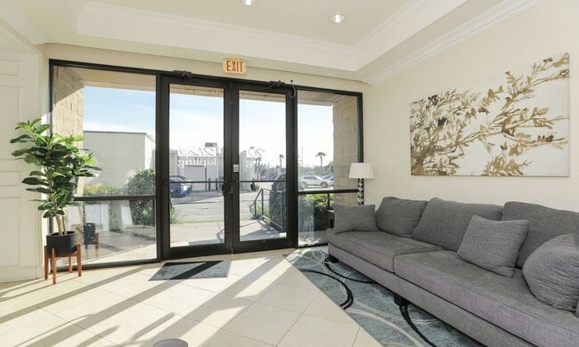 Building Photo - Top-Floor 1-Bedroom Condo in the Heart of Upper Kirby!