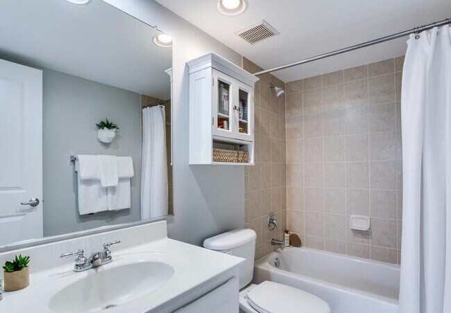 Bedroom #2 Full Bath - 1400 East Capitol St NE