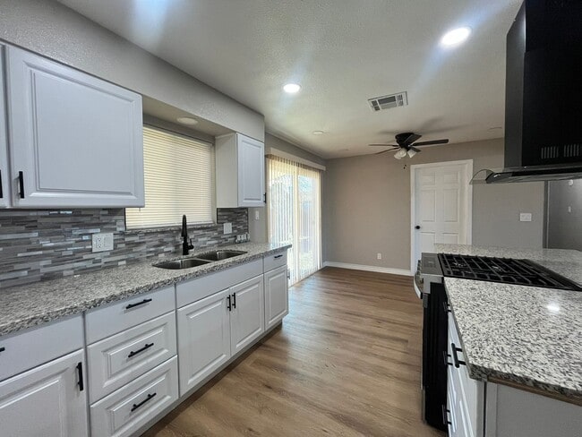 Building Photo - 840 S F St