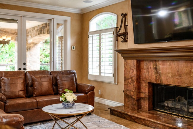 Building Photo - Elegant 5BR Furnished Estate with Pool & G...