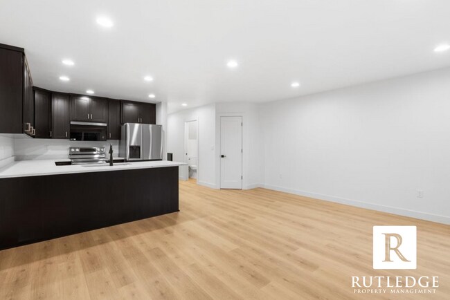 Building Photo - 565 G St
