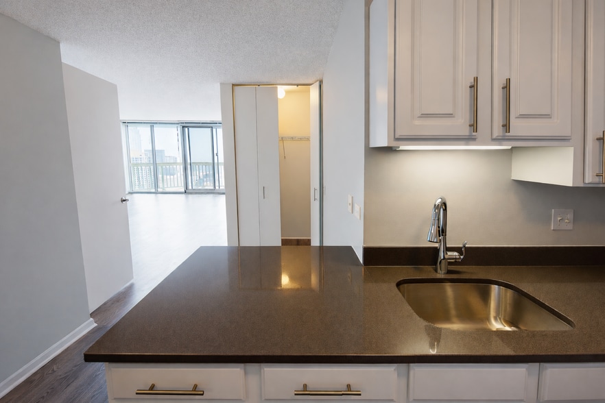 Building Photo - 601 N State St