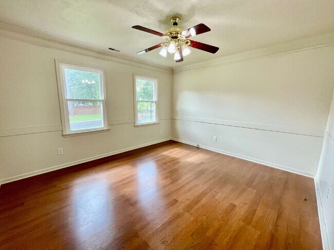 Building Photo - Spacious 6-Bedroom Gem In Fayetteville!