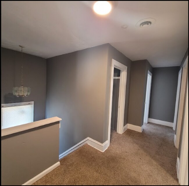 Building Photo - Single Family Home 4  beds 1.5 bath FOR RENT!