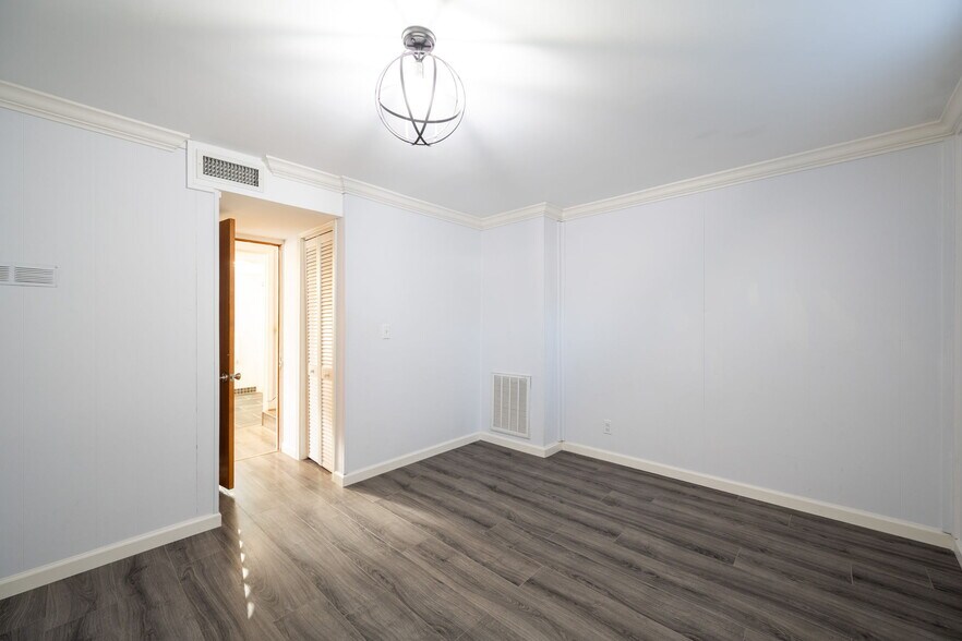 Building Photo - 85 Meadowdew Ln