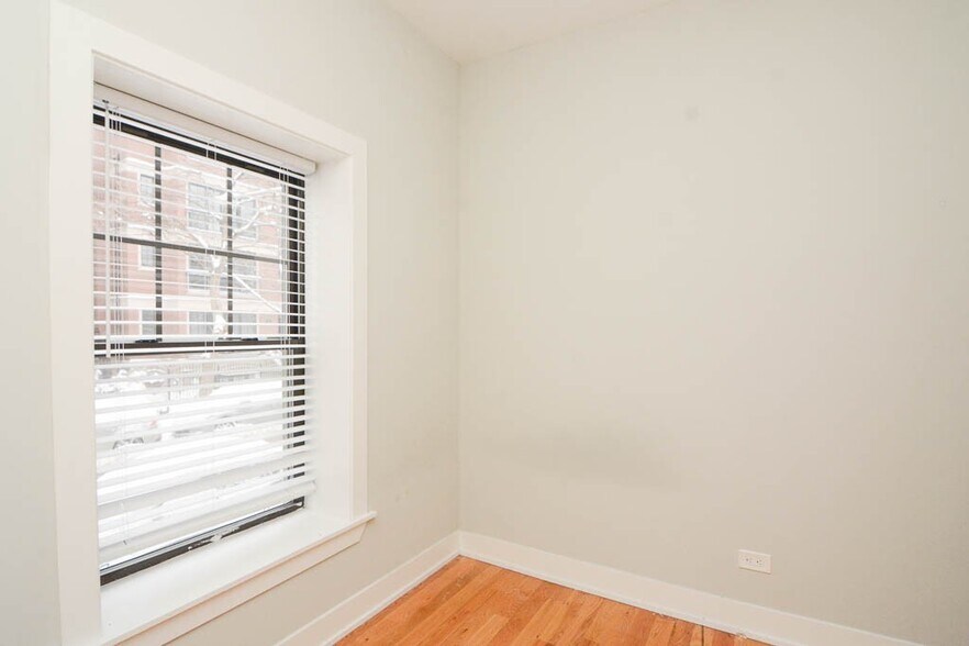 Building Photo - 622 W Oakdale Ave