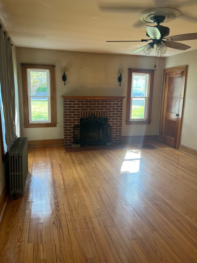 Building Photo - 3BR Home with Large Yard & Extra Storage