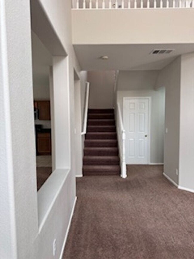 Building Photo - 3Bed/2.5Bath/2Car Residence located in North Las Vegas gated community!