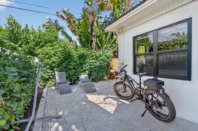 Building Photo - 1501 NE 7th Ave