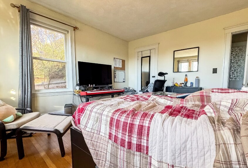 Building Photo - 28 Manet Rd