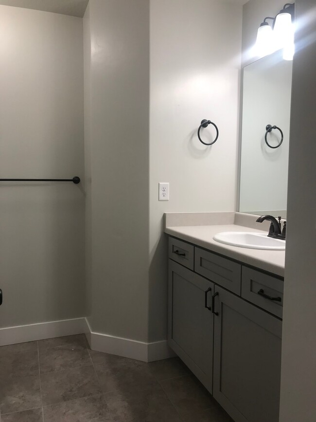 Building Photo - 3 bedroom/ 2.5 bathroom house in Herriman