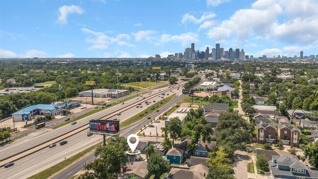 Building Photo - 2607 North Fwy