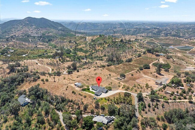 Building Photo - Designer Single-Story Home with Gourmet Kitchen & Mountain Views