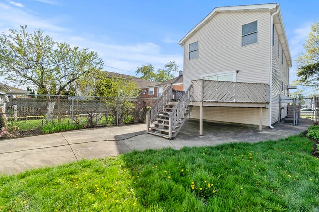 Building Photo - 2425 Hessing St
