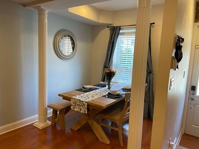 Building Photo - Charming 2 Bedroom/3.5 Bathroom Townhome i...