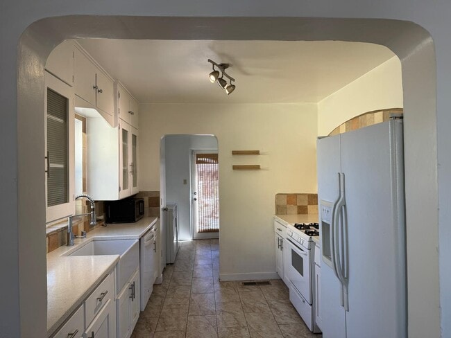 Building Photo - 630 Bryn Mawr Dr NE