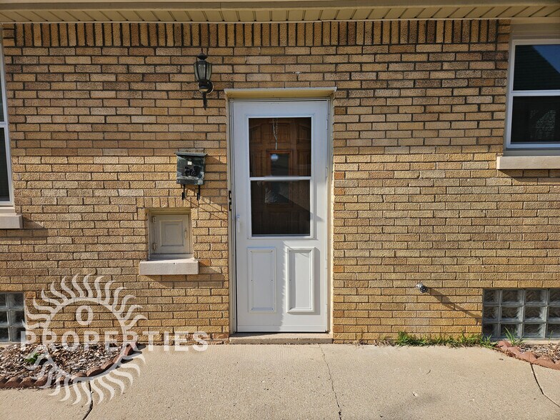 Building Photo - 2948 S 46th St