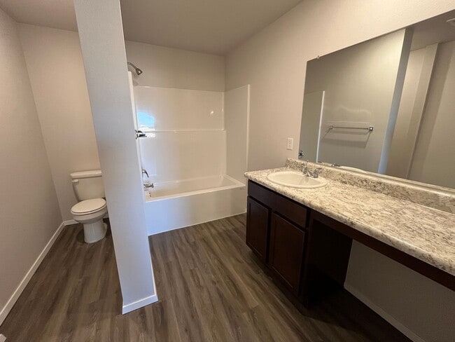 Building Photo - *Pre-leasing* NEWER Three Bedroom | Two Ba...