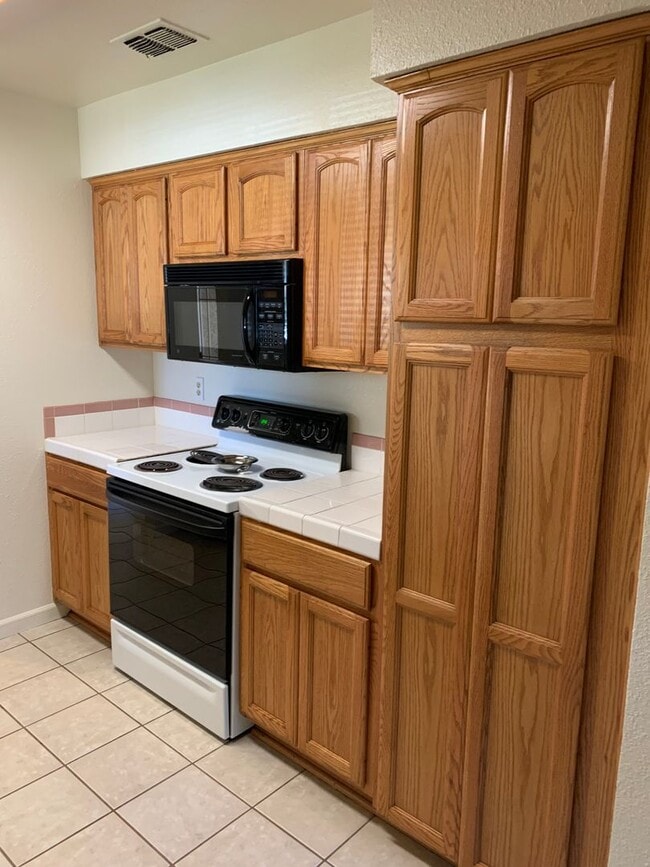 Building Photo - Nice 4 bedroom, 2 bathroom home in Citrus ...