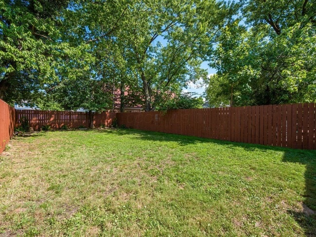 Building Photo - 574 Seymour Ave