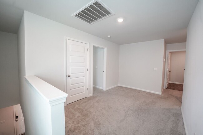 Building Photo - AVAILABLE NOW!