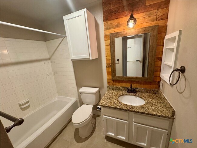 Building Photo - 1202 Thorpe Ln