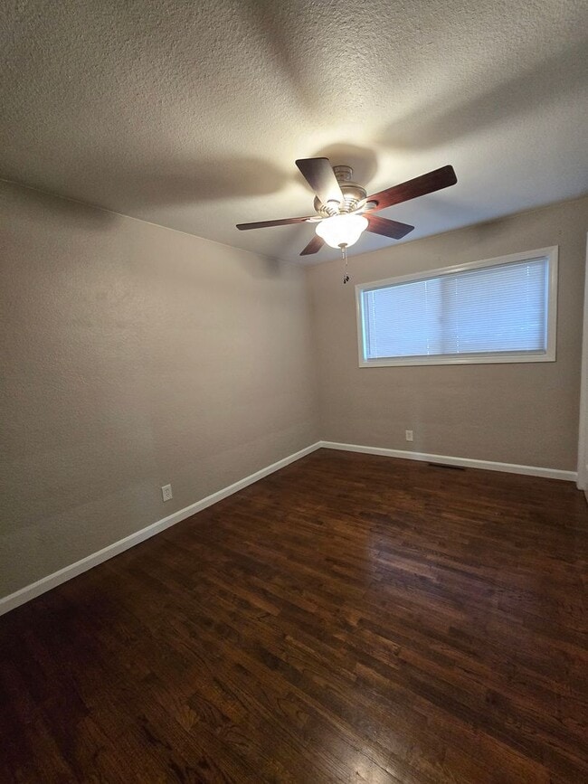 Building Photo - Pet Friendly Single Level 3 Bed 2 Bath Hom...