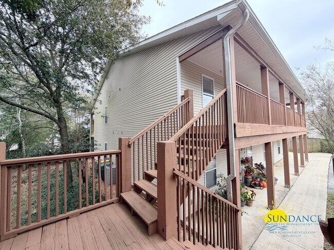 Building Photo - Updated 2 Bedroom in great Fort Walton Beach location!
