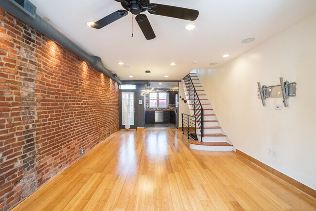 Building Photo - Wonderful East Passyunk Three Bedroom Home